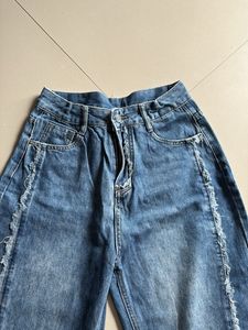 Wide Leg Jeans with Frayed Detail