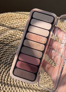 Essence Cosmetic Rose Edition Palette