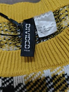 H&amp;M Plaid Knit Sweater - Cozy &amp; Stylish