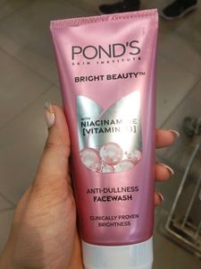 Pond&#39;s Bright Beauty Facewash