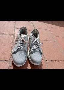 Sneakers /Shoes