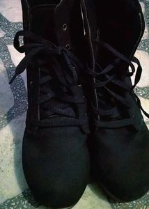 Black Stylish Boots With Design Side Angle Belt