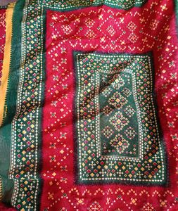 Red and green chundri print saree