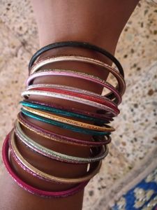 Multicolored  Metal bangles, which is in 2.6 size