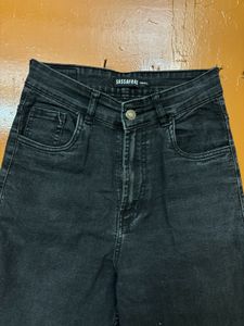 High Wiasted Straight Fit Ripped Jeans