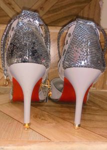 🦋Imported Velvet Butterfly Grey Stilletoes✨