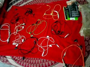 1o Headphones , One Conector.