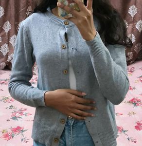 Gray Knit Cardigan with free white hair claw clip�