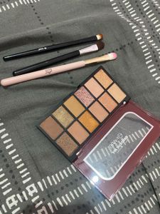 MARS Mini Eyeshadow Palette + 3 Brushes