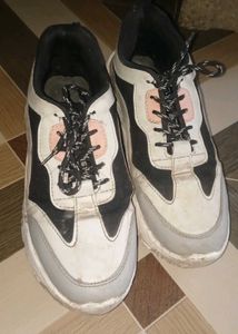 Sneakers &amp; Ethnic Jutti Combo