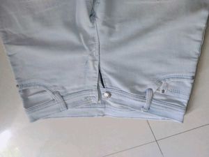 It&#39;s a Formal Ripped Jeans Looks Cool After Wear..