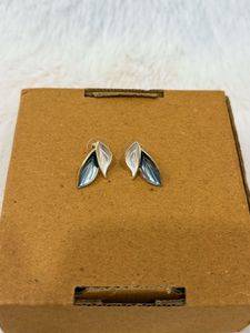 🌿 Dual-Toned Leaf Drop Earrings