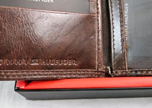 TOMMY HILFIGER METAL LOGO WALLET COFFEE CRUNCH