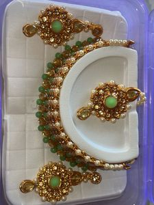 Jewellery set with earrings and mangtika