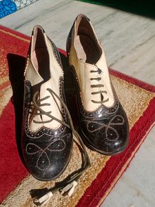 ⚡Price Drop❗Vintage Cream And Brown Boots
