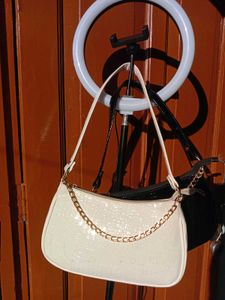 Trendy Shoulder Bag With Golden Chain 🎀