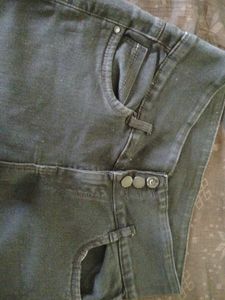 It&#39;s a Black Jeans.Size 30.it is Like New One