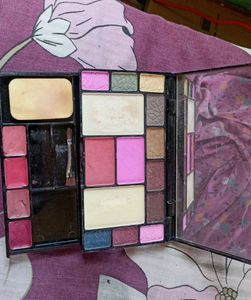 Lakme Skin Mousse &amp; Eyeshadow Palette