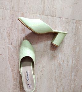 ❗️❗️PRICE DROPPED❗️❗️LEATHER GOLD WOMEN HEELS💚
