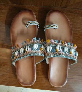Slippers With Shell Design