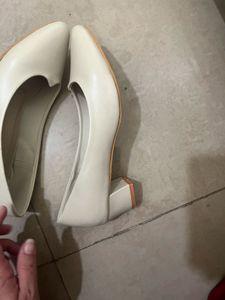 Off white Pumps