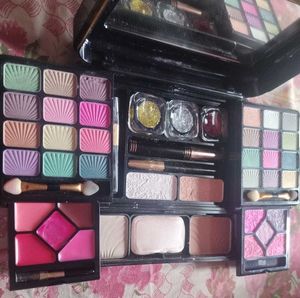 NEW Makeup Box( Original Price 1300rs)