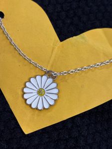 Daisy Flower Pendant Necklace
