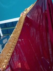 Maroon Dupatta with Gold ghas wala ghota