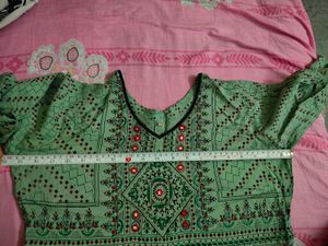 Green Embroidered Kurta Suit ( Kurt, Chunni, Pant)