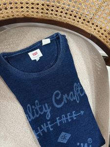 Medium Sized Levi&#39;s Graphic Tee