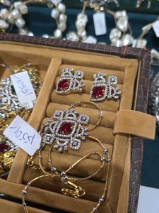 Rubia Pendant Set With Chain