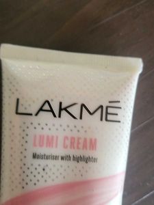 Lakme Lumi Cream Moisturizer With Highlighter