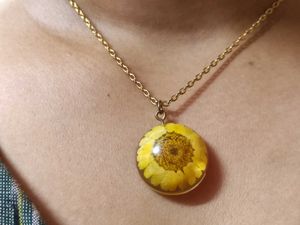 Resin Pendant With Daisy Flower