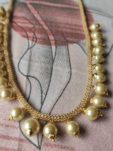 Attractive chain with beads