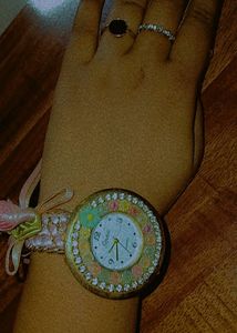 lnBeautiful Whomen Watch Good Condition Need Cell