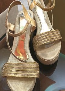 GOLDEN HIGH HEELS 👠