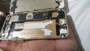 Gold iPhone 6s - Good Condition