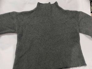 Gray knitted crop sweater with Lip patch