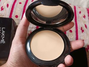 Lakme Absolute Wet N Dry Compact
