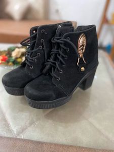 BLACK BOOTS