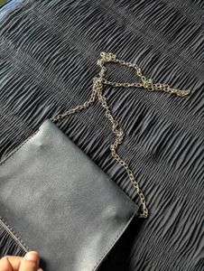 BLACK SLING BAG