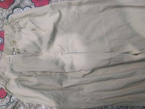 Beige pant dono sides ki picx back and front