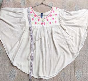 White Embroidered Top🌸💓