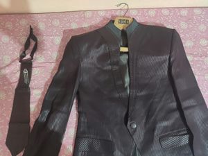 Arth Men Solid Single Breasted Blazer With Tie