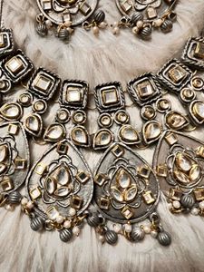 Neckpiece and earrings