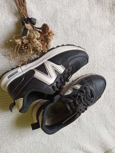 Black Sneaker.