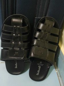 Walkaroo Black Sandals - Size 9