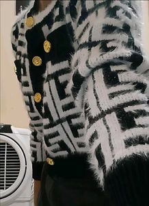 Stylish Patterned Knit Cardigan