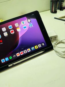 iPad 9th Gen -(64GB)- Great Condition!