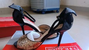 Dazzling Golden Heels 👠🌞